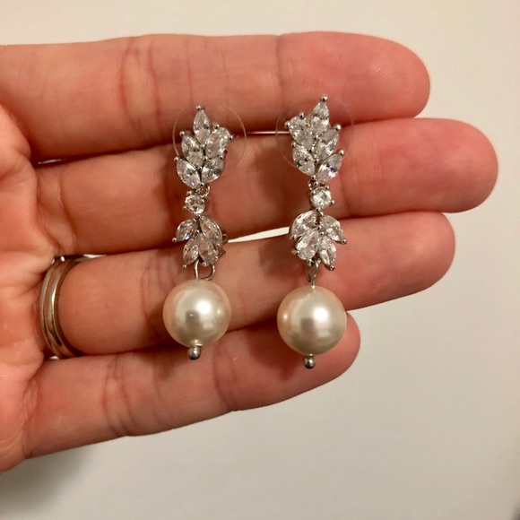 Chandelier Earrings with Pearl - Picture 2 of 3